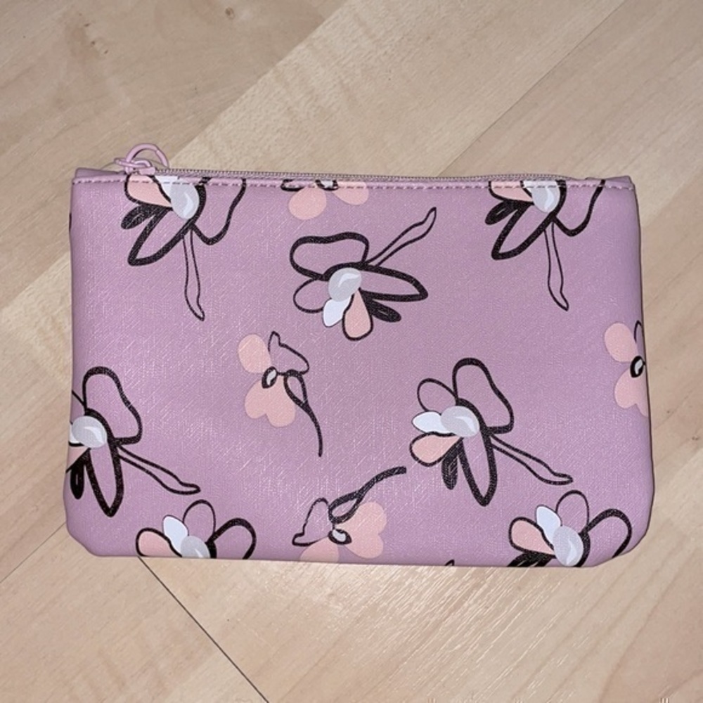 Ipsy floral 🌸print all over for bundles or not, but when bundle up 3+ save 30% - Picture 2 of 5